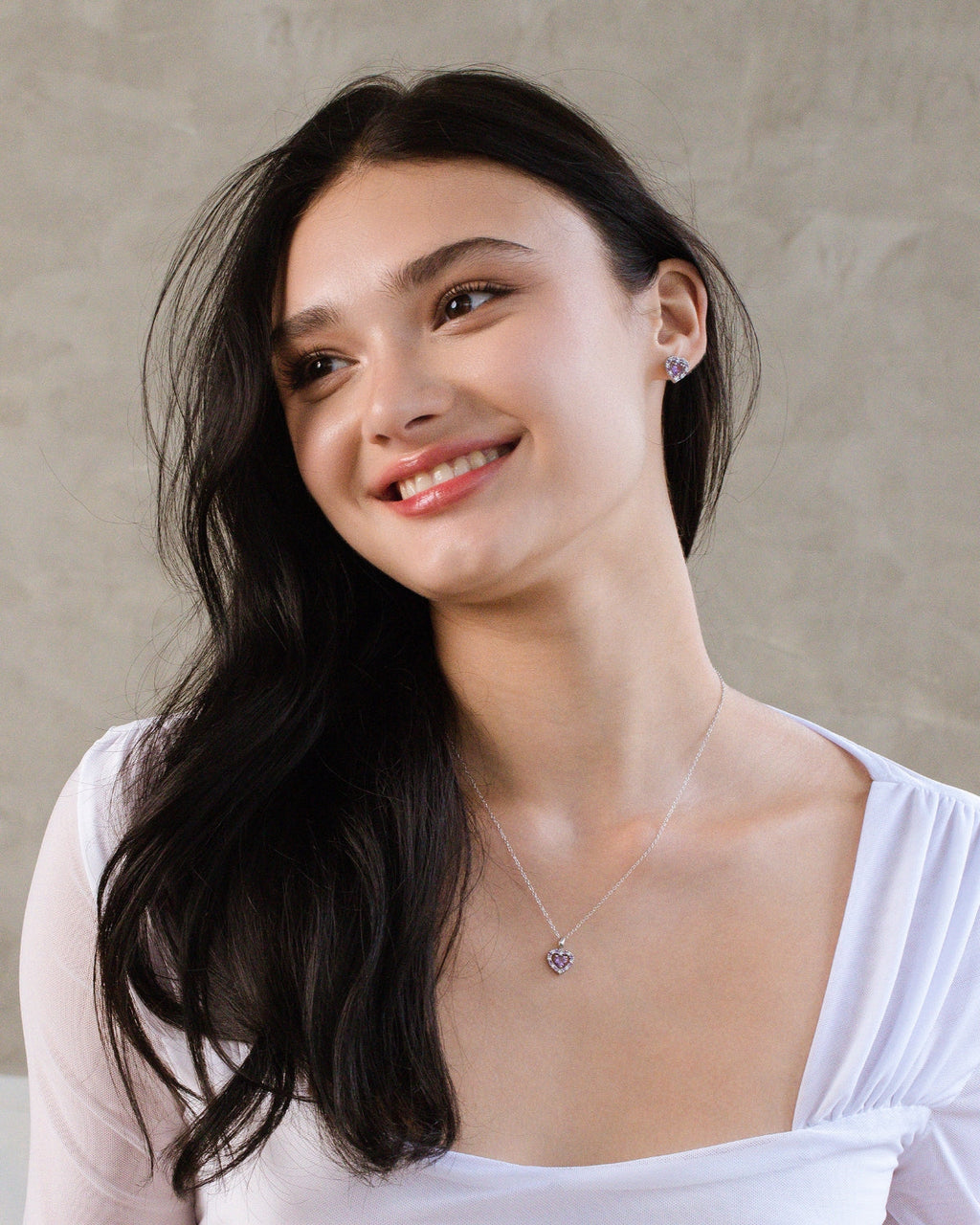 Boucles d'oreilles puces en argent sterling représentant un cœur violet et une améthyste lavande.