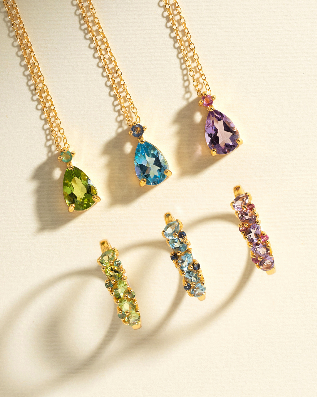 Alliance demi-éternité en vermeil or 18 carats, sertie de rubis roses et d'améthystes taille poire.