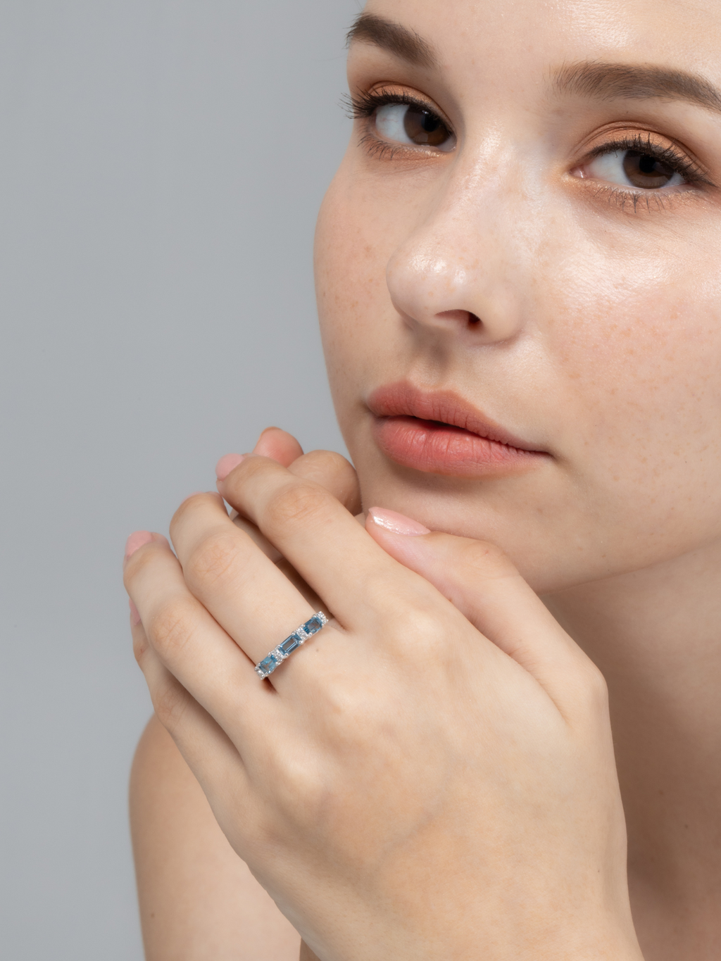 London Blue Topas Smaragdschliff Ewigkeitsring aus Sterlingsilber