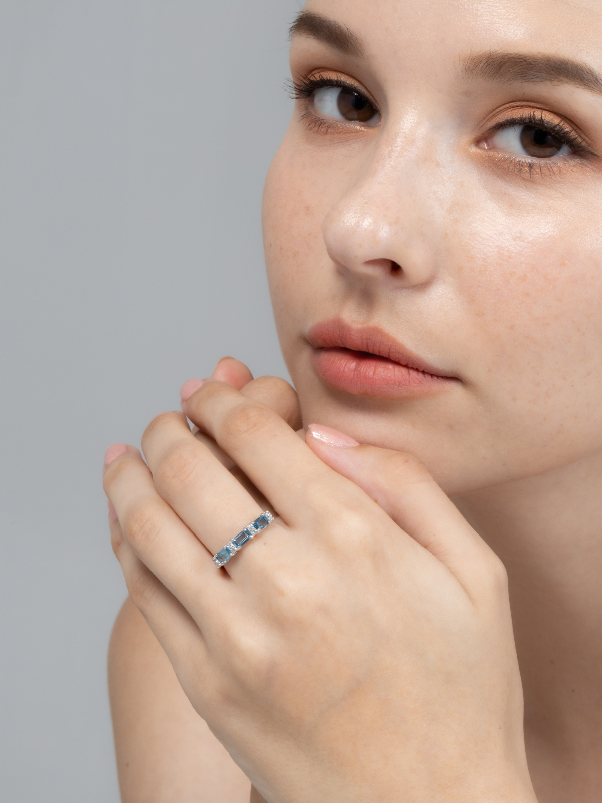 London Blue Topas Smaragdschliff Ewigkeitsring aus Sterlingsilber