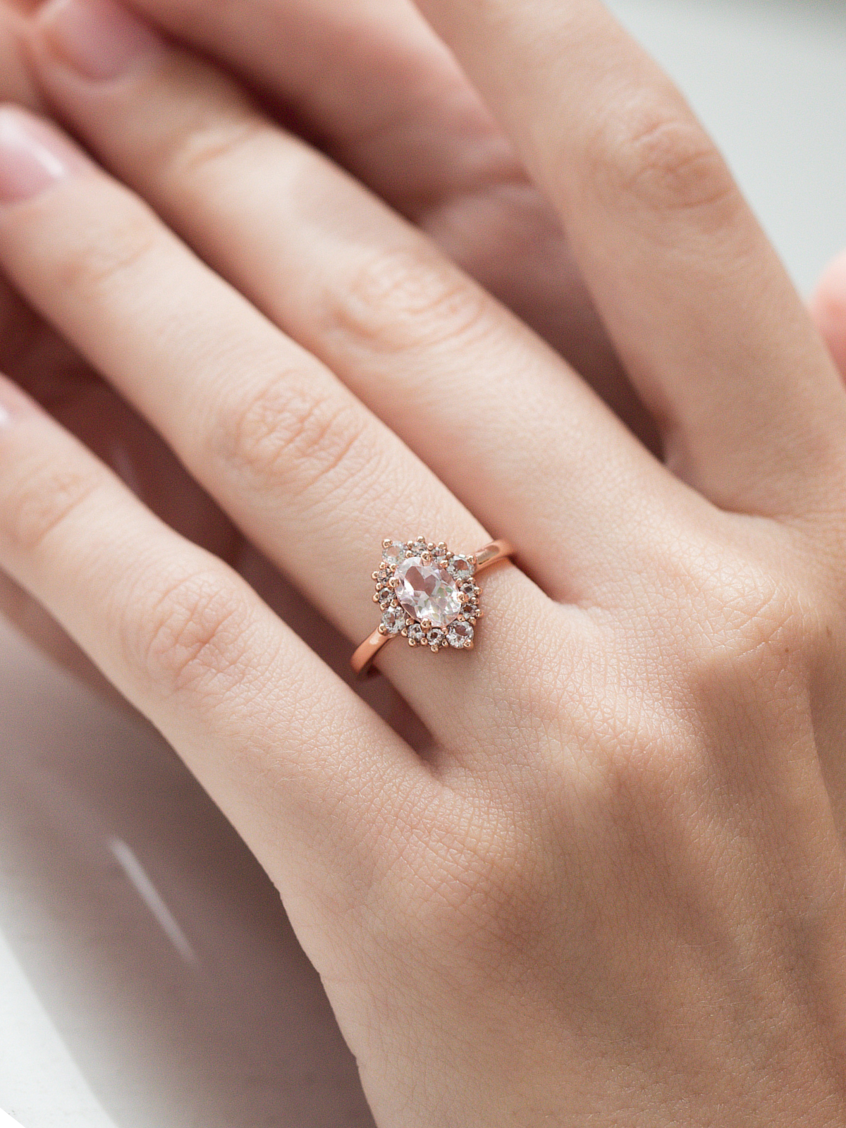 Bague halo en morganite rose et vermeil rose 18 carats 
