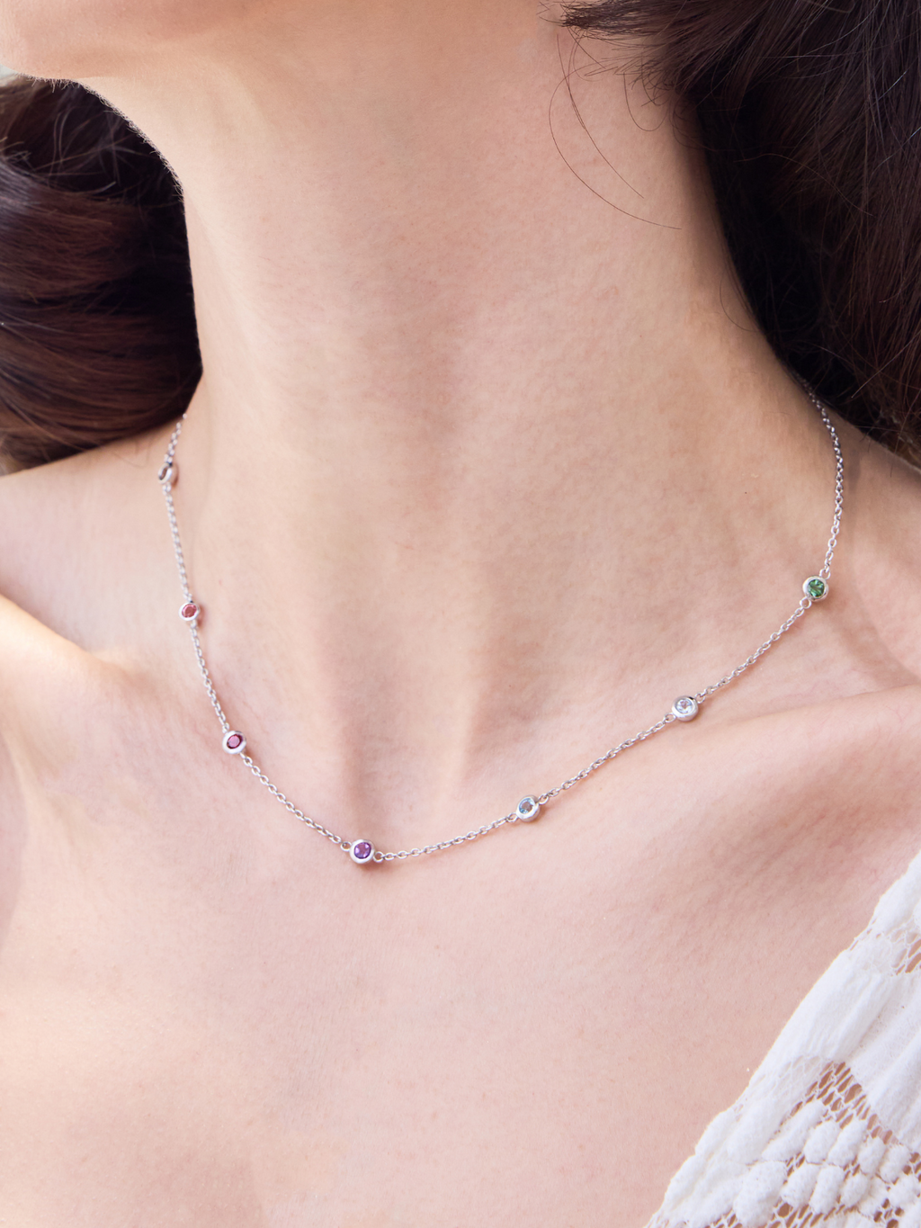 Collier en argent sterling orné de pierres précieuses arc-en-ciel