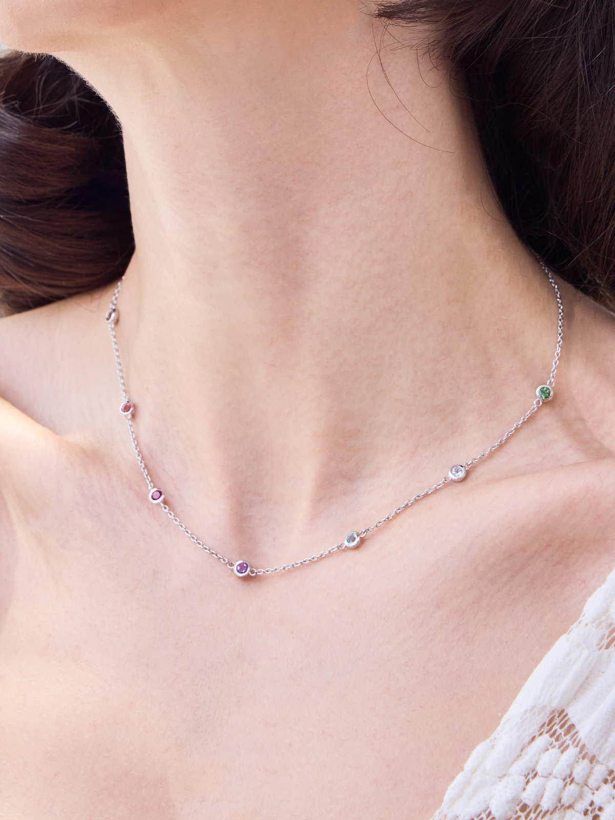 Collier en argent sterling orné de pierres précieuses arc-en-ciel