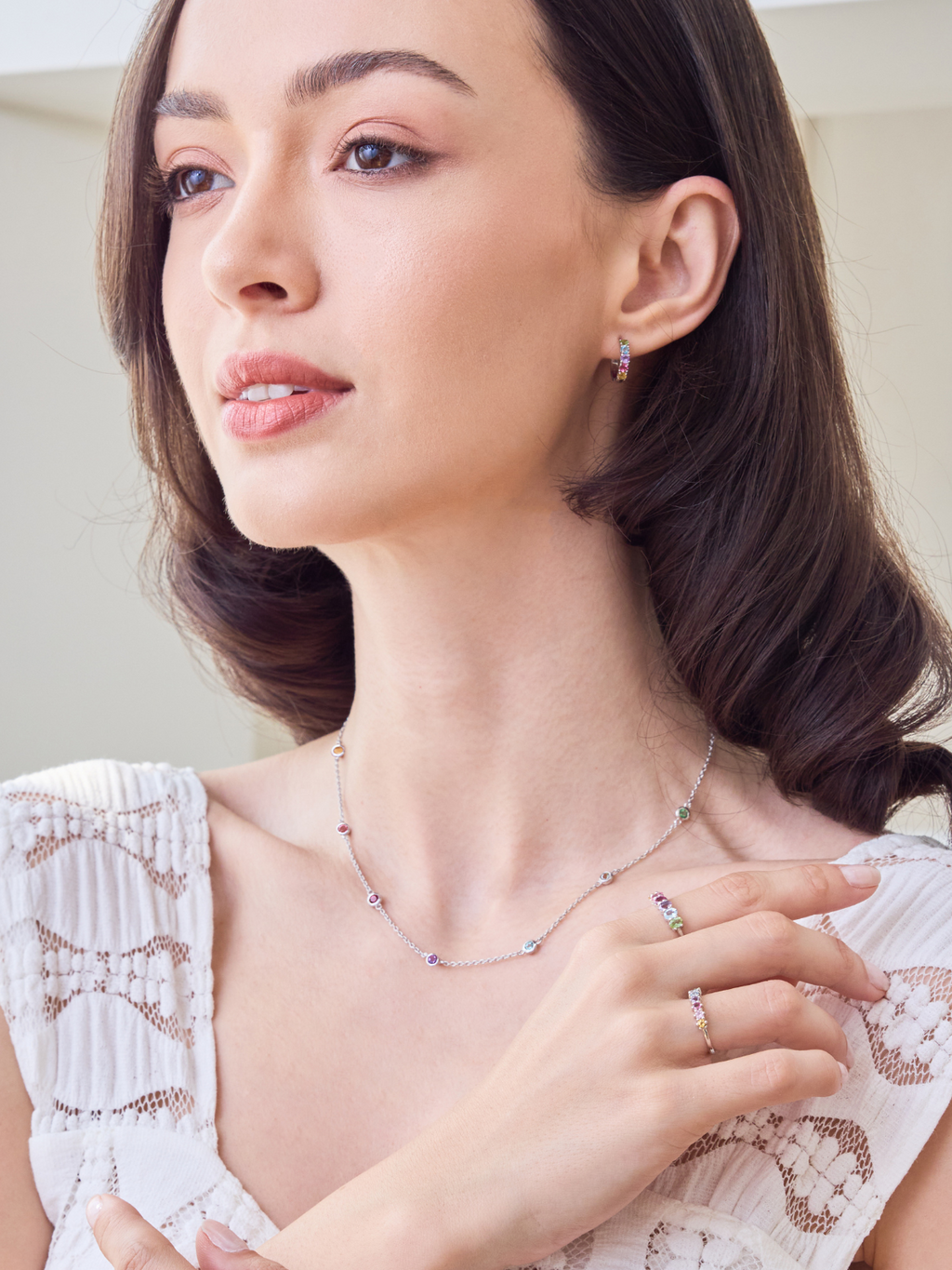 Collier en argent sterling orné de pierres précieuses arc-en-ciel