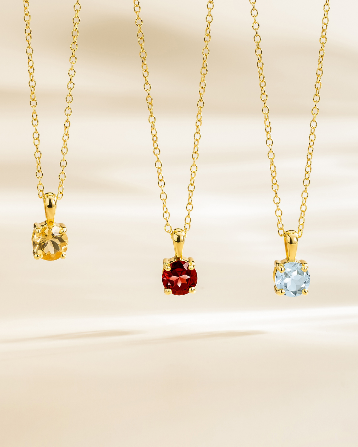 Collier pendentif solitaire en topaze bleu ciel, en vermeil or 18 carats