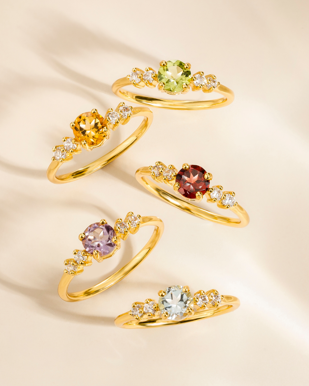 Bague cinq pierres en topaze bleu ciel, en vermeil d'or 18 carats