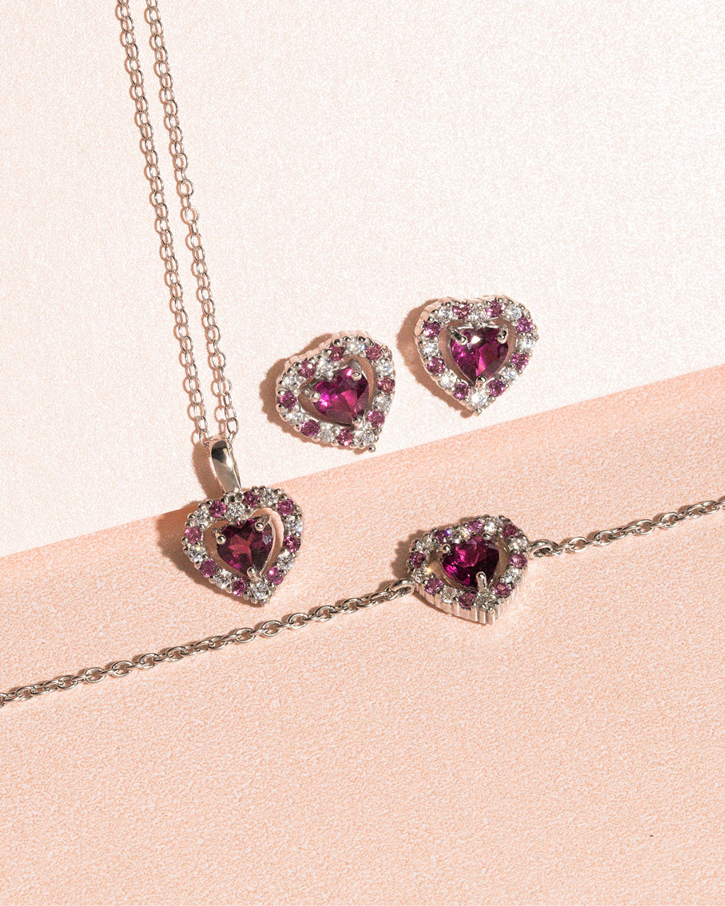 Bracelet en argent sterling orné d'un grenat rhodolite en forme de cœur rouge