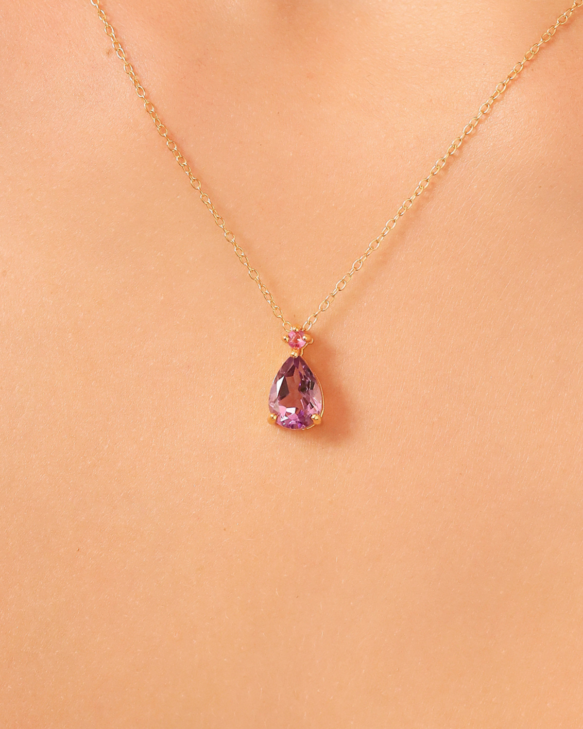 Collier pendentif en vermeil or 18 carats, orné d'un rubis rose et d'une améthyste taille poire.