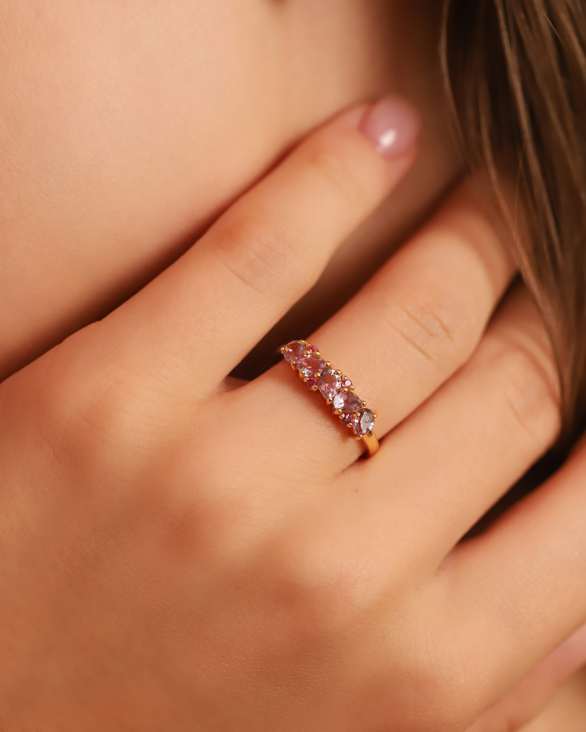 Alliance demi-éternité en vermeil or 18 carats, sertie de rubis roses et d'améthystes taille poire.