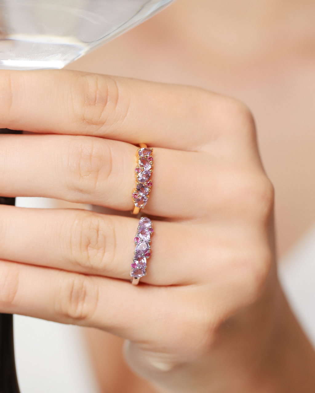 Alliance demi-éternité en vermeil or 18 carats, sertie de rubis roses et d'améthystes taille poire.