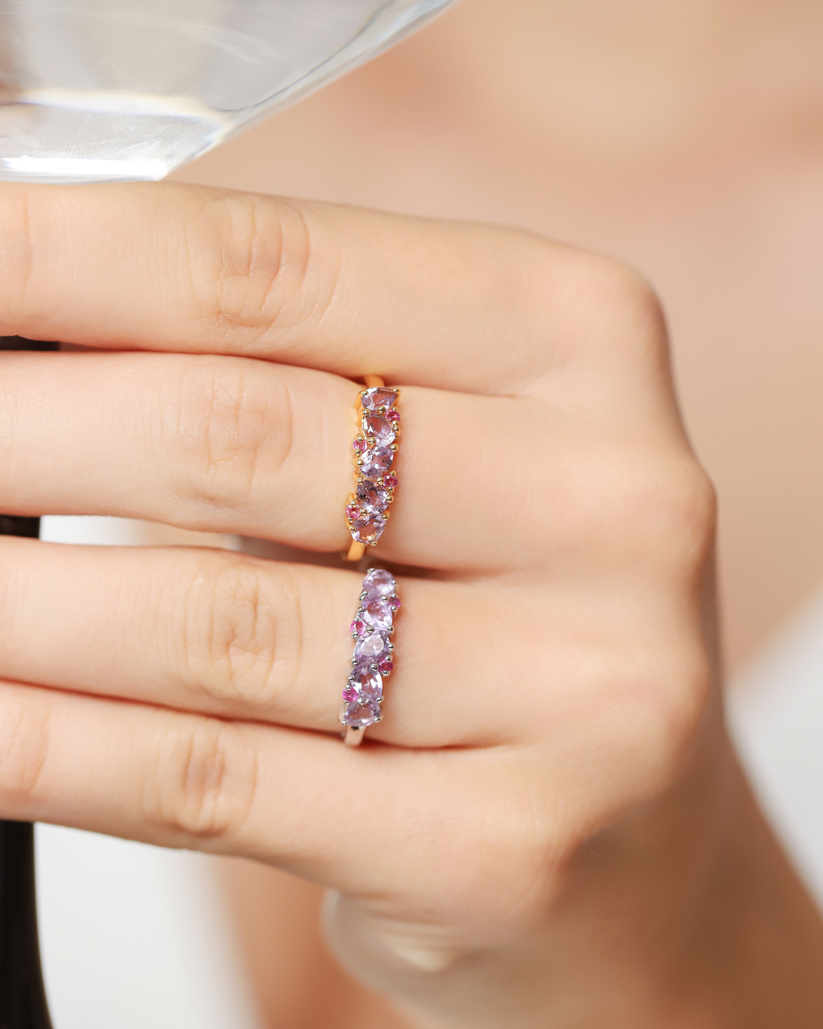 Alliance demi-éternité en vermeil or 18 carats, sertie de rubis roses et d'améthystes taille poire.