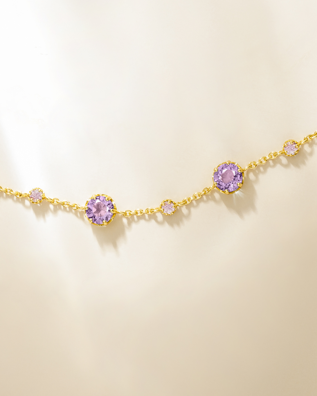 Bracelet en vermeil or 18 carats avec saphir rose et améthyste