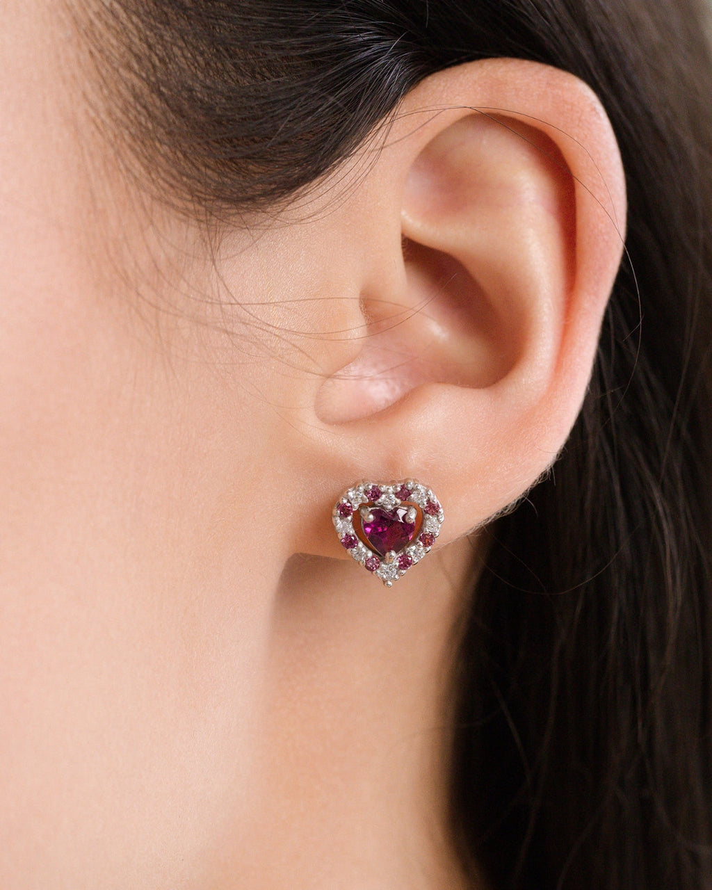 Boucles d'oreilles puces en argent sterling, serties de grenat rhodolite en forme de cœur rouge.