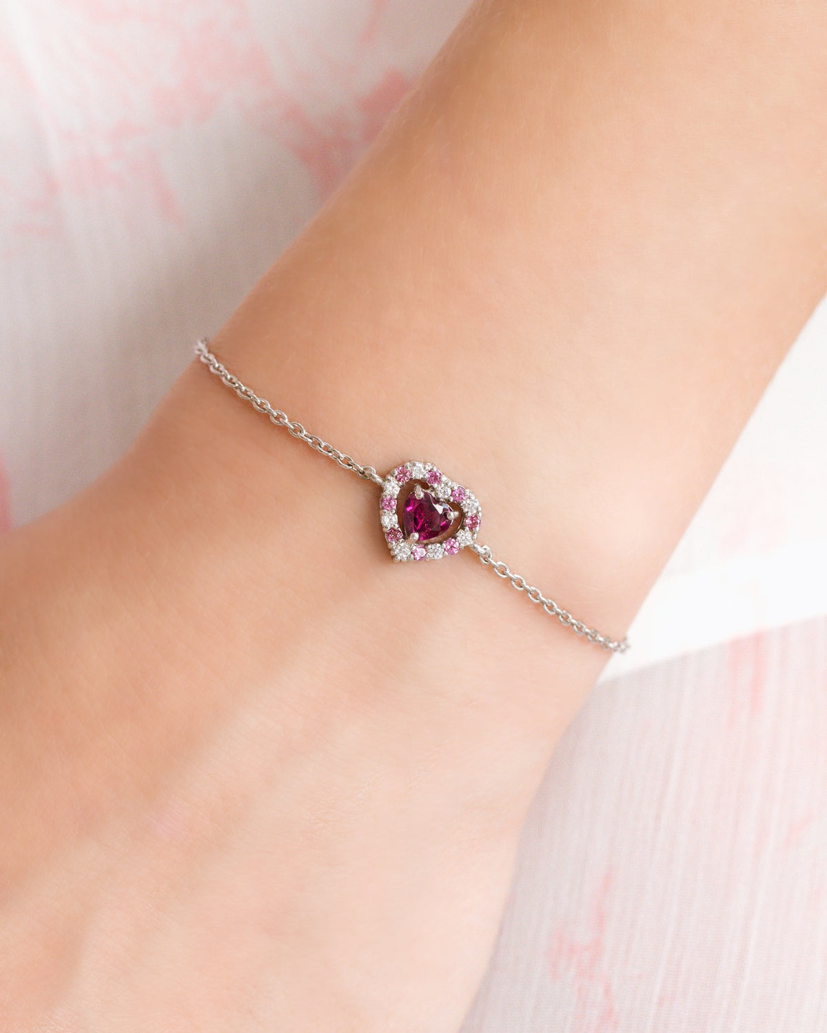 Bracelet en argent sterling orné d'un grenat rhodolite en forme de cœur rouge