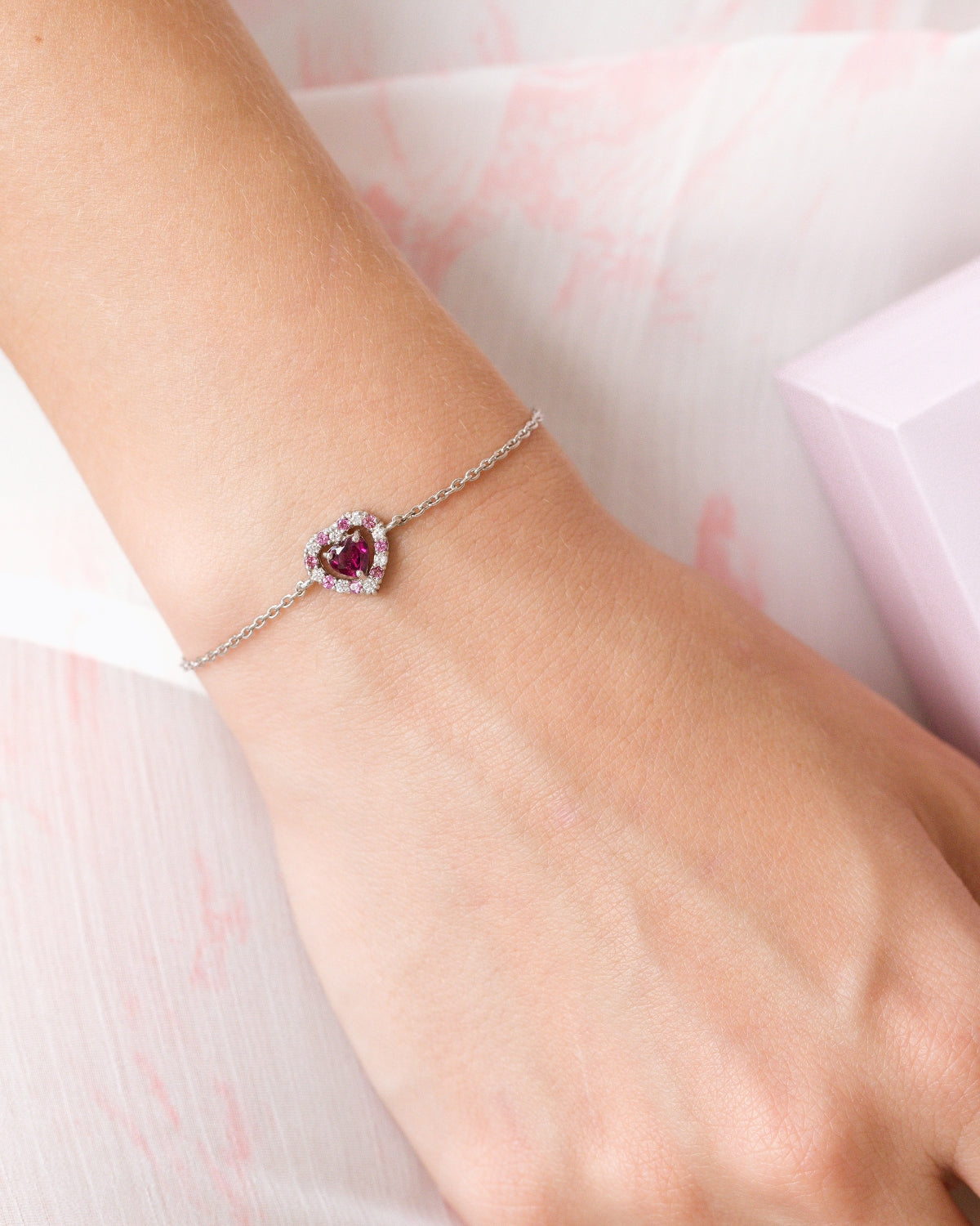 Bracelet en argent sterling orné d'un grenat rhodolite en forme de cœur rouge