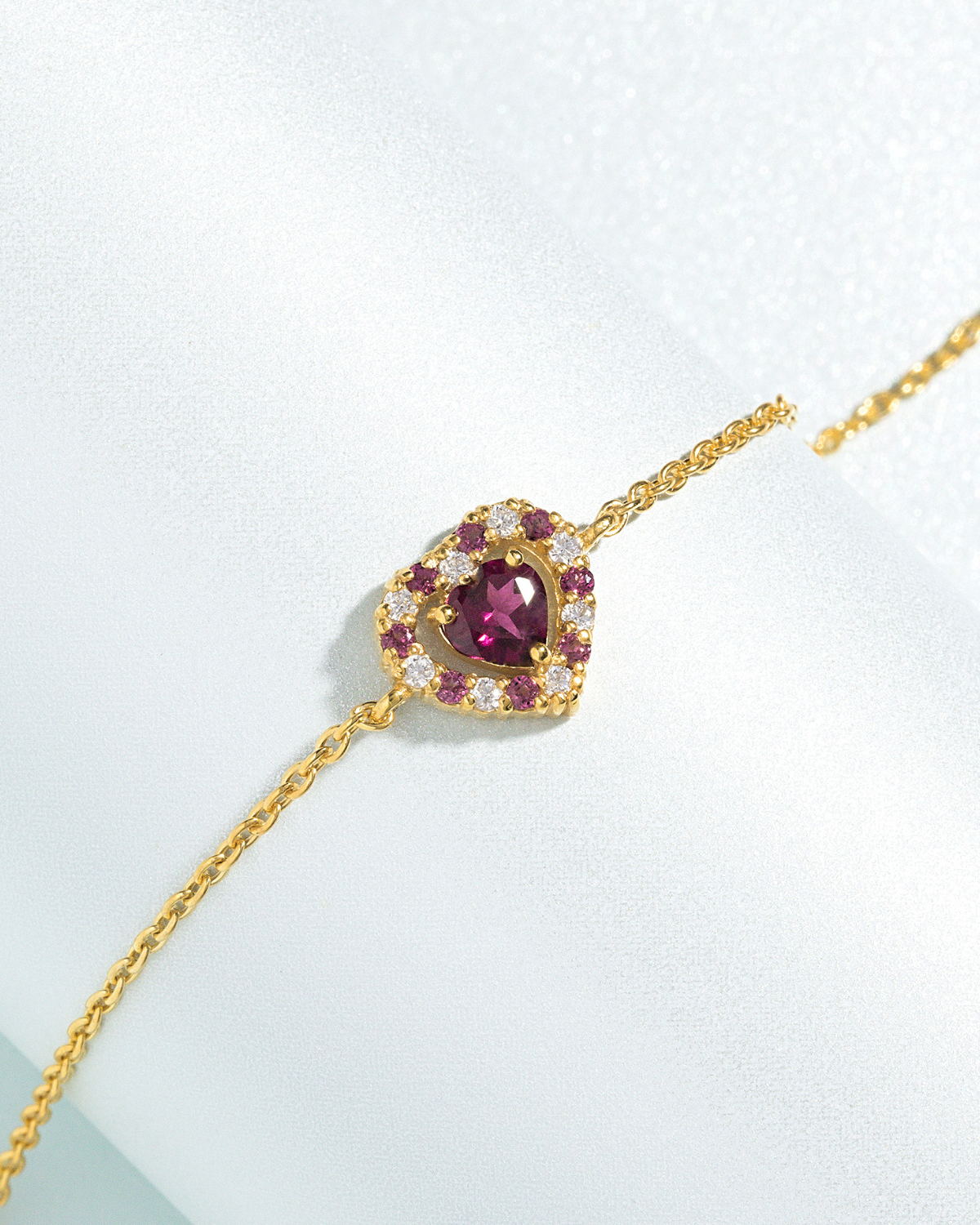 Bracelet en vermeil or 18 carats et grenat rhodolite en forme de cœur rouge