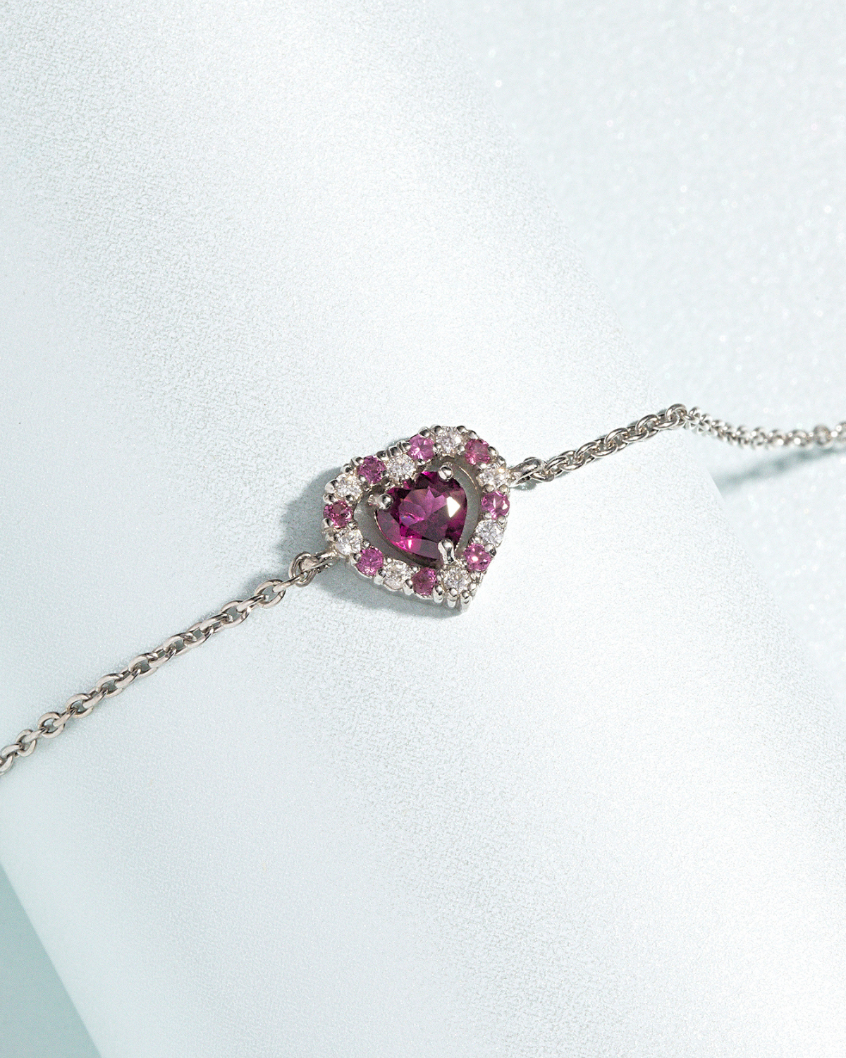 Bracelet en argent sterling orné d'un grenat rhodolite en forme de cœur rouge