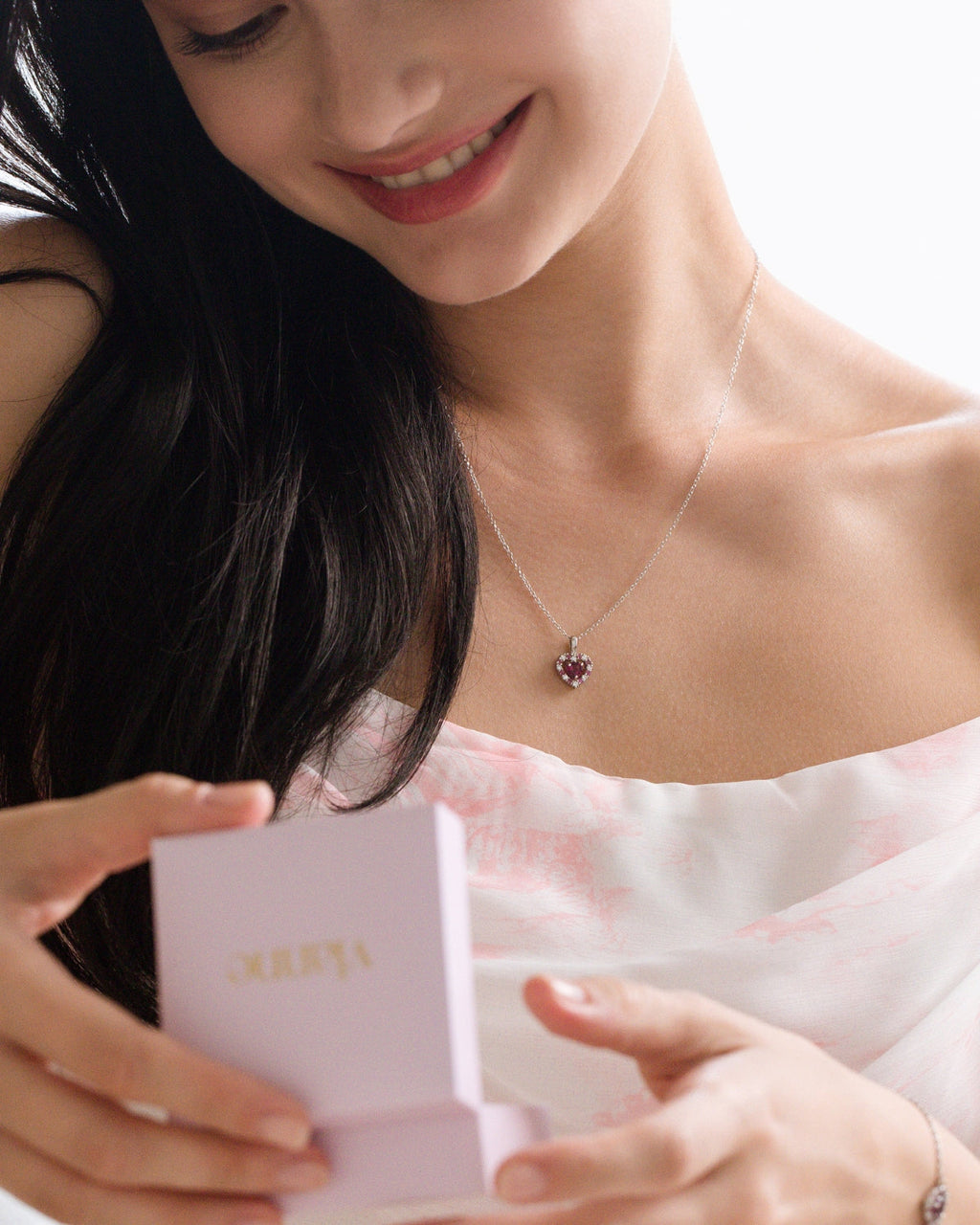 Ensemble de bijoux en argent sterling avec grenat rhodolite cœur rouge et grenat.