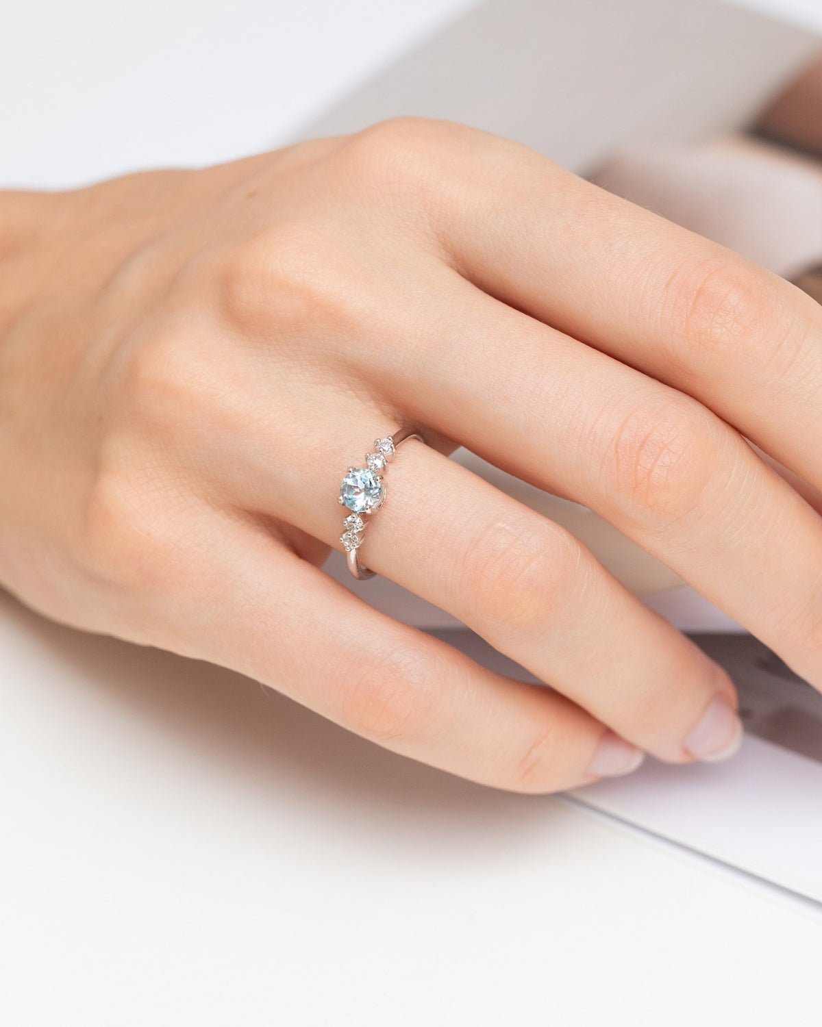 Bague cinq pierres en topaze bleu ciel et argent sterling
