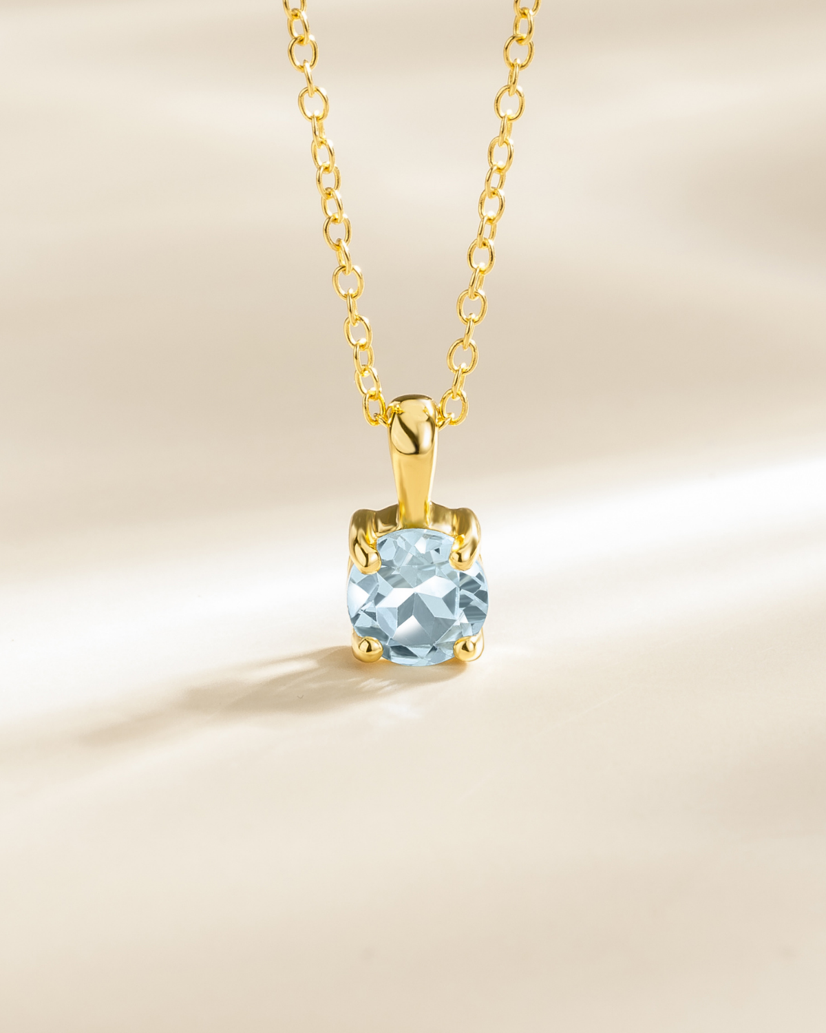 Collier pendentif solitaire en topaze bleu ciel, en vermeil or 18 carats