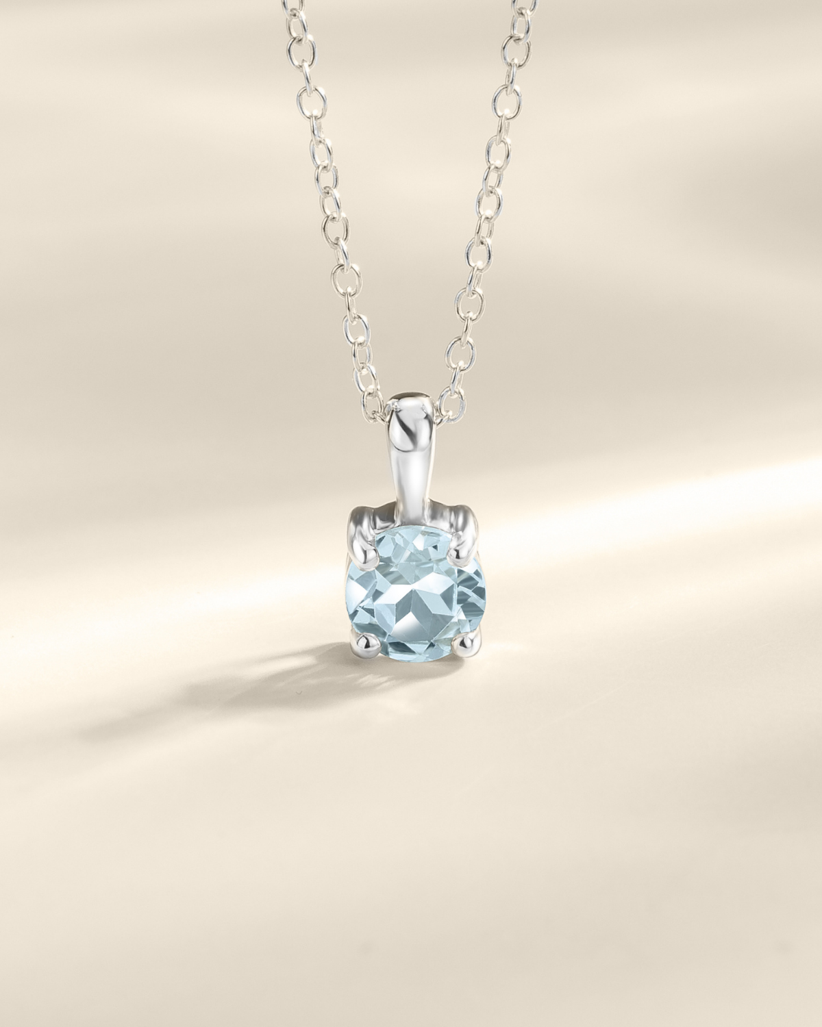 Collier pendentif solitaire en topaze bleu ciel et argent sterling