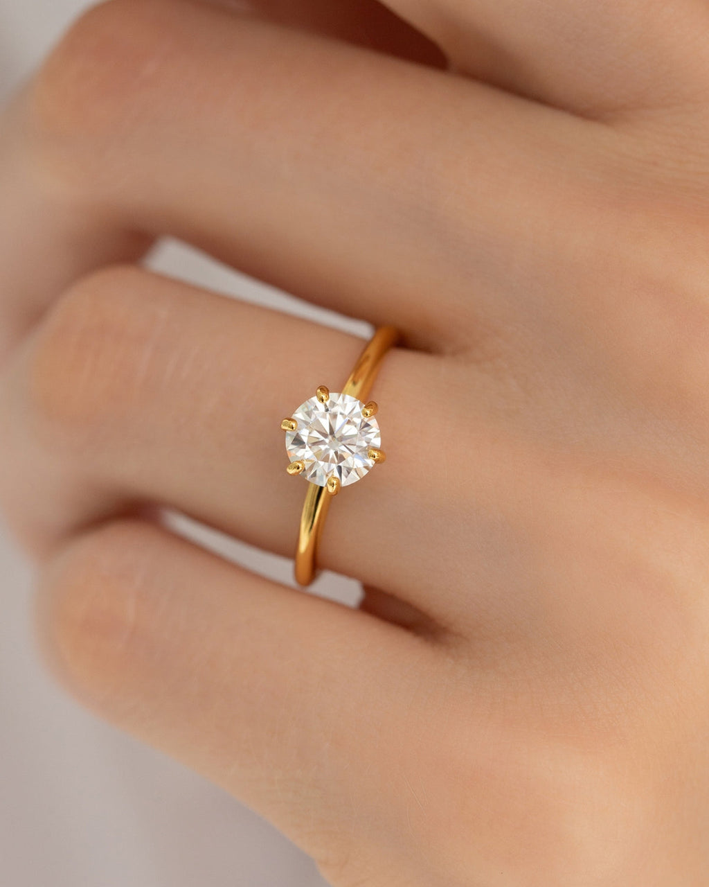 Bague de fiançailles solitaire en moissanite ronde de 1 carat, en vermeil d'or 18 carats