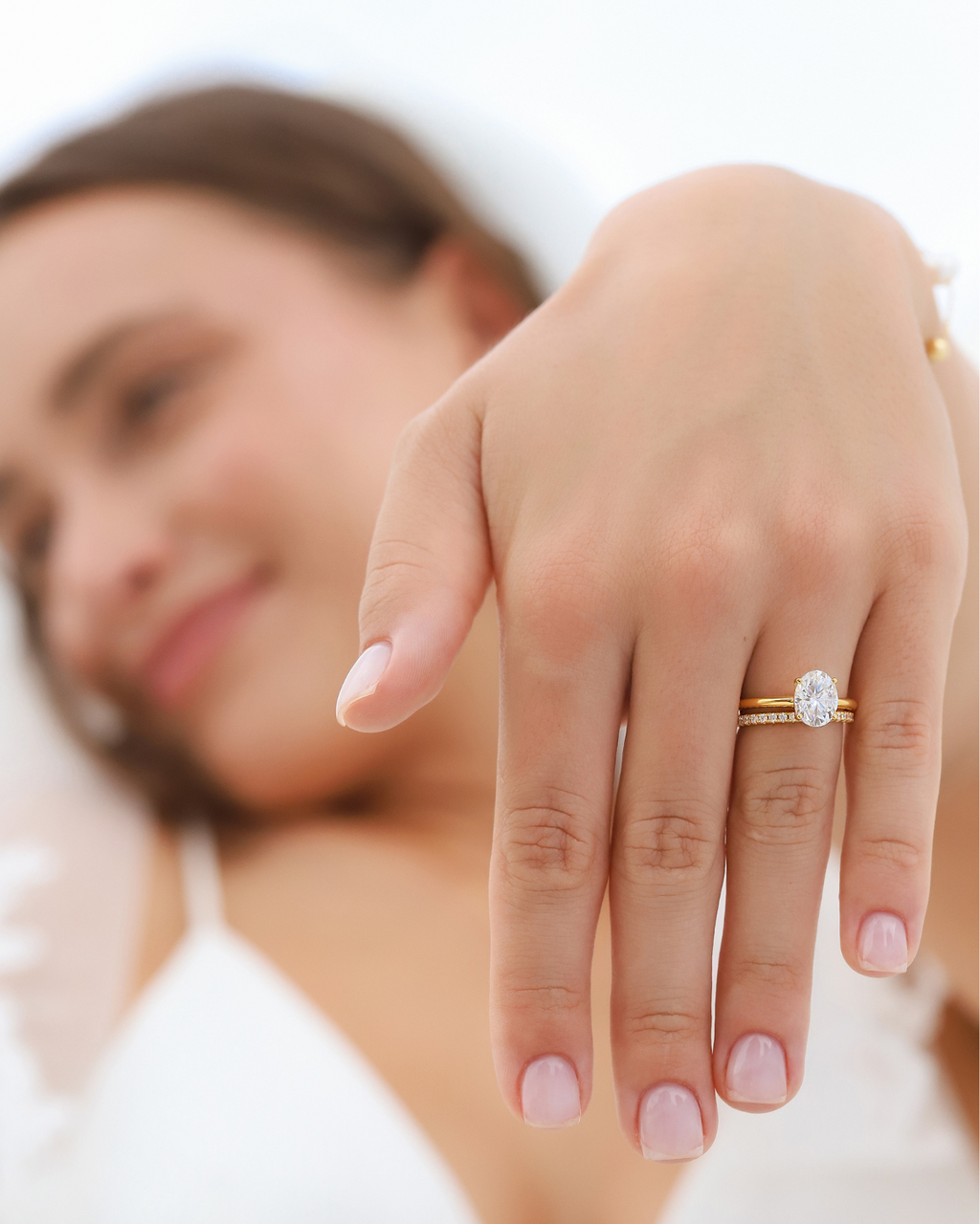 Bague de fiançailles solitaire en moissanite ovale de 2 carats, en vermeil d'or 18 carats