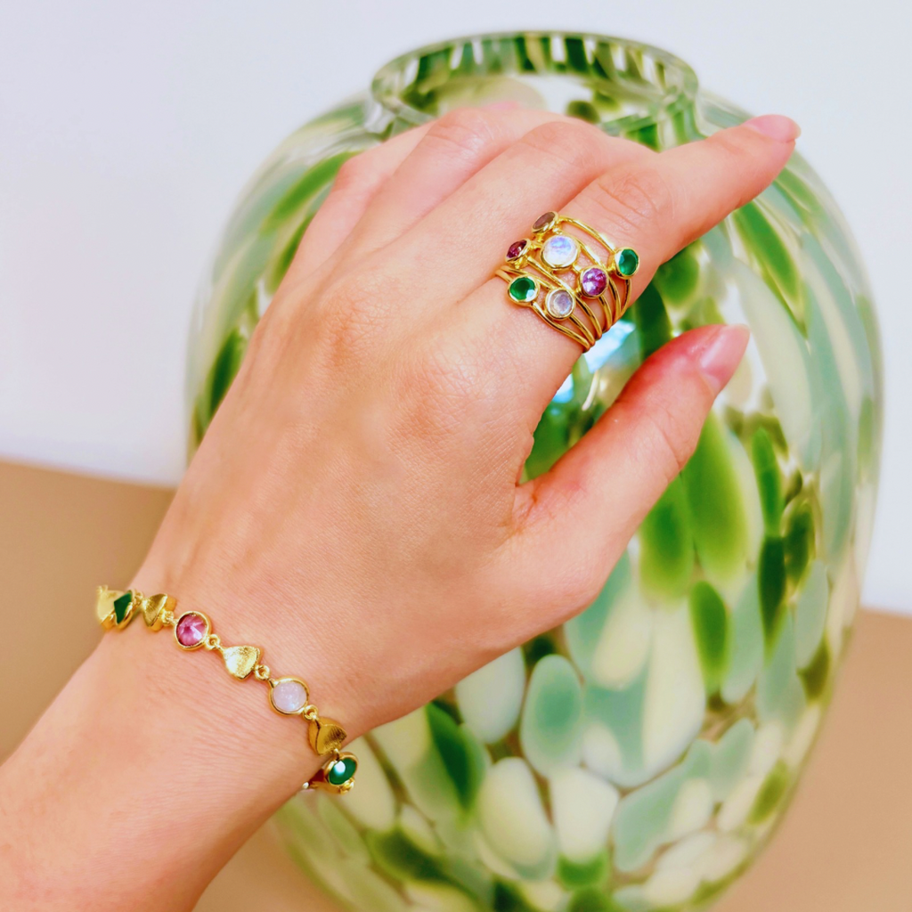 Bague Iona entrelacée : onyx vert, améthyste, pierre de lune et labradorite