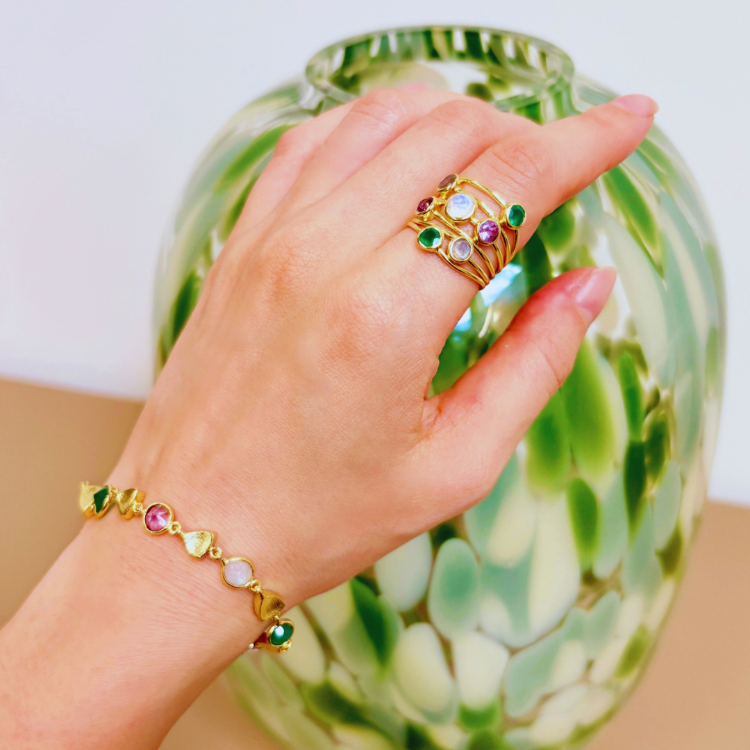 Bague Iona entrelacée : onyx vert, améthyste, pierre de lune et labradorite