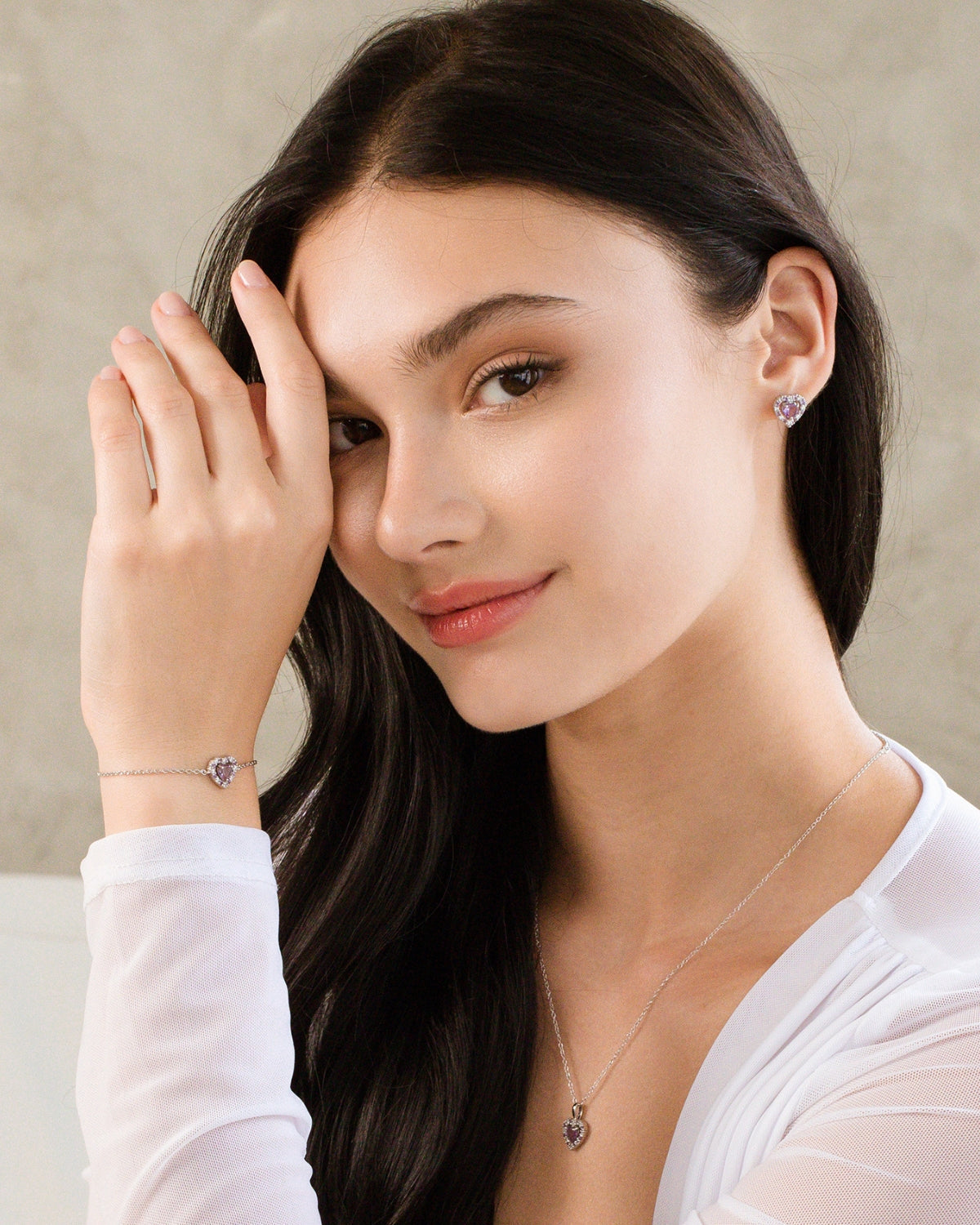 Boucles d'oreilles puces en argent sterling représentant un cœur violet et une améthyste lavande.