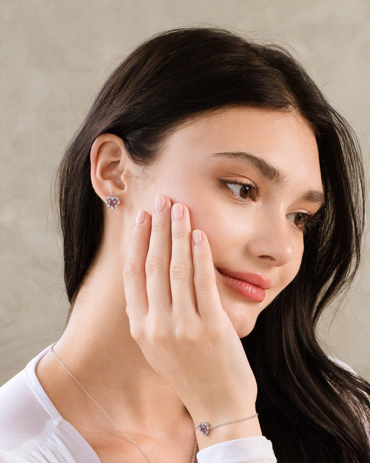 Boucles d'oreilles puces en argent sterling représentant un cœur violet et une améthyste lavande.