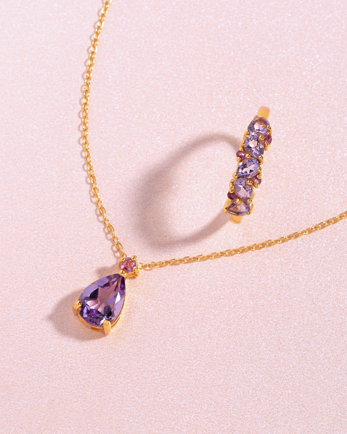 Alliance demi-éternité en vermeil or 18 carats, sertie de rubis roses et d'améthystes taille poire.