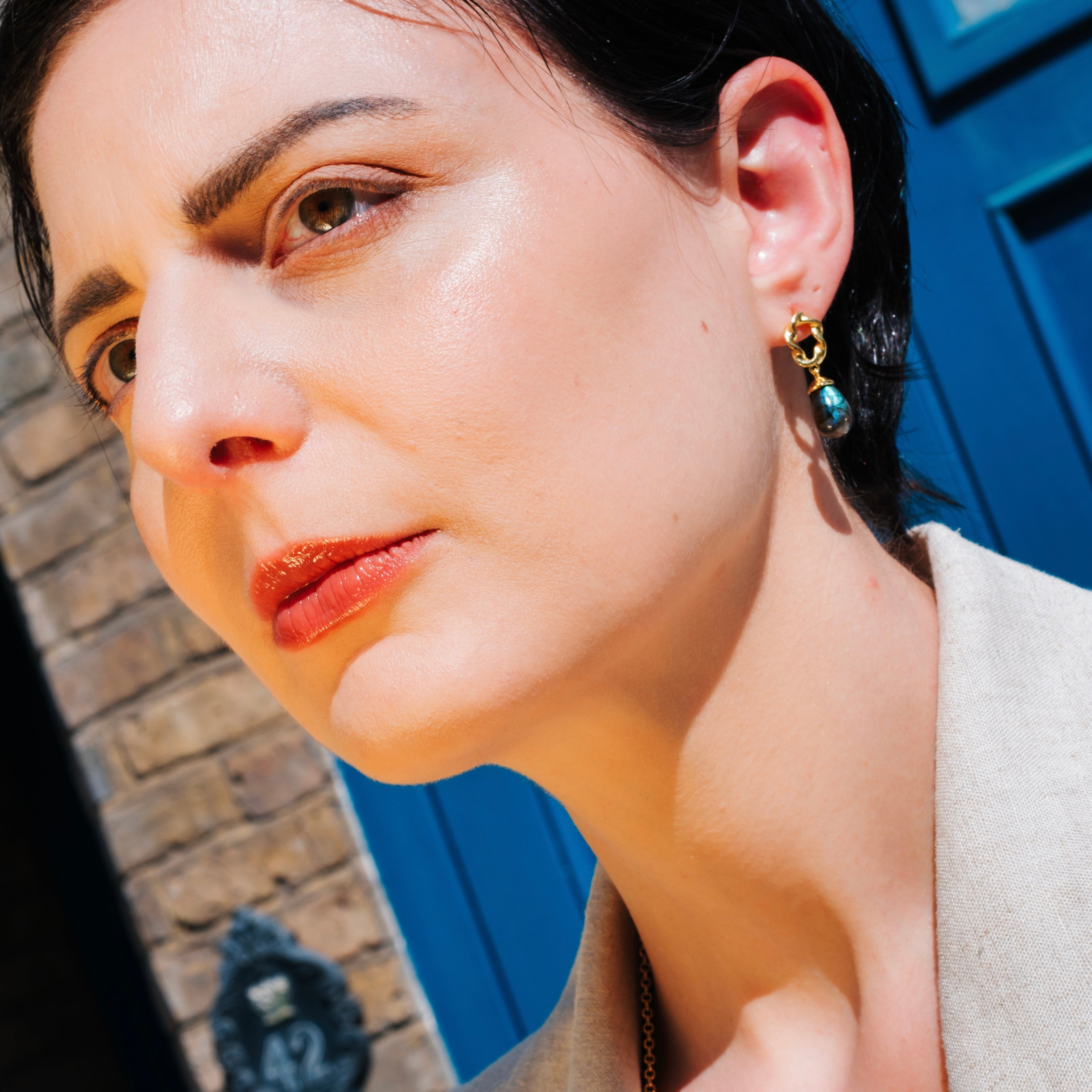 Boucles d'oreilles Moirai Twisted Loop en quartz rose