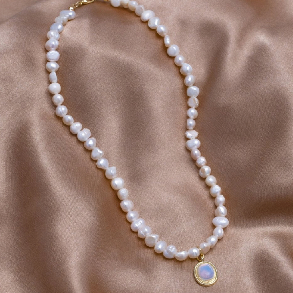 Collier de perles et pierre de lune en or