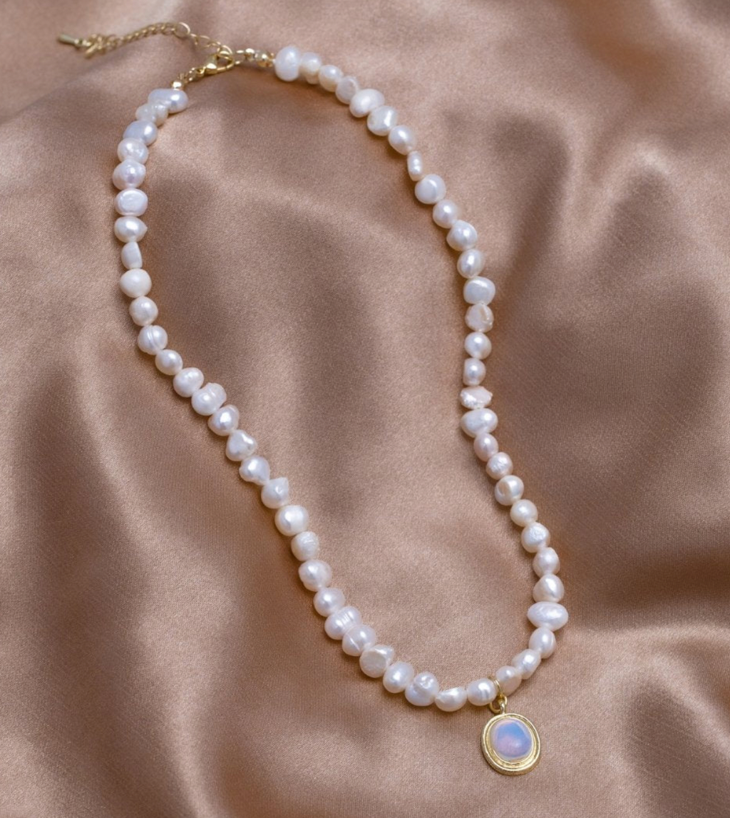 Collier de perles et pierre de lune en or