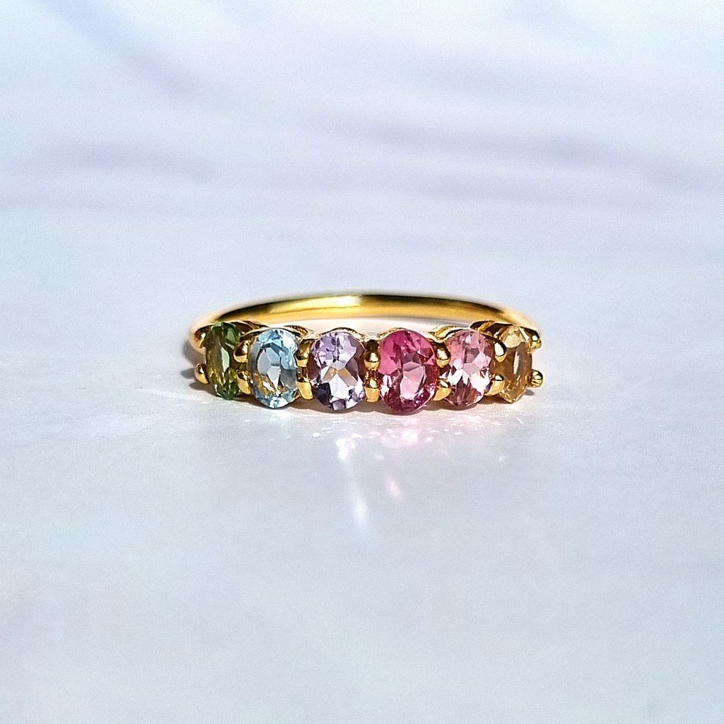 Bague demi-alliance en vermeil ornée de pierres précieuses multicolores arc-en-ciel