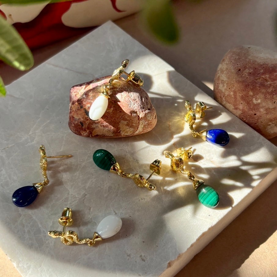 Boucles d'oreilles pendantes Méduse en agate blanche