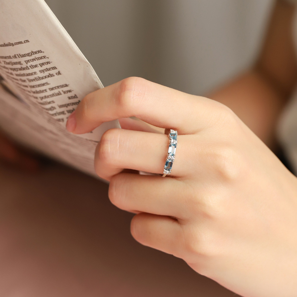 London Blue Topas Smaragdschliff Ewigkeitsring aus Sterlingsilber