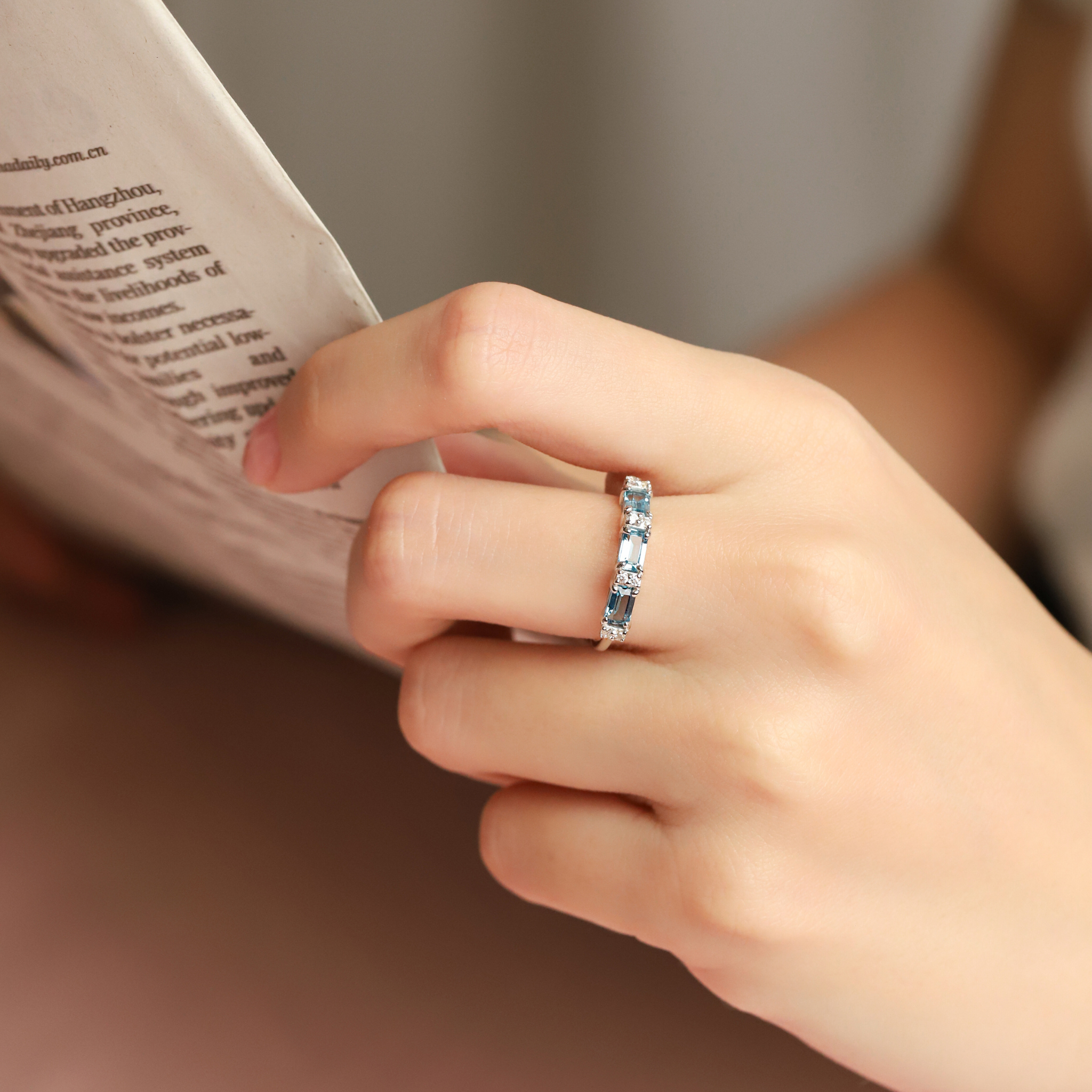 London Blue Topas Smaragdschliff Ewigkeitsring aus Sterlingsilber