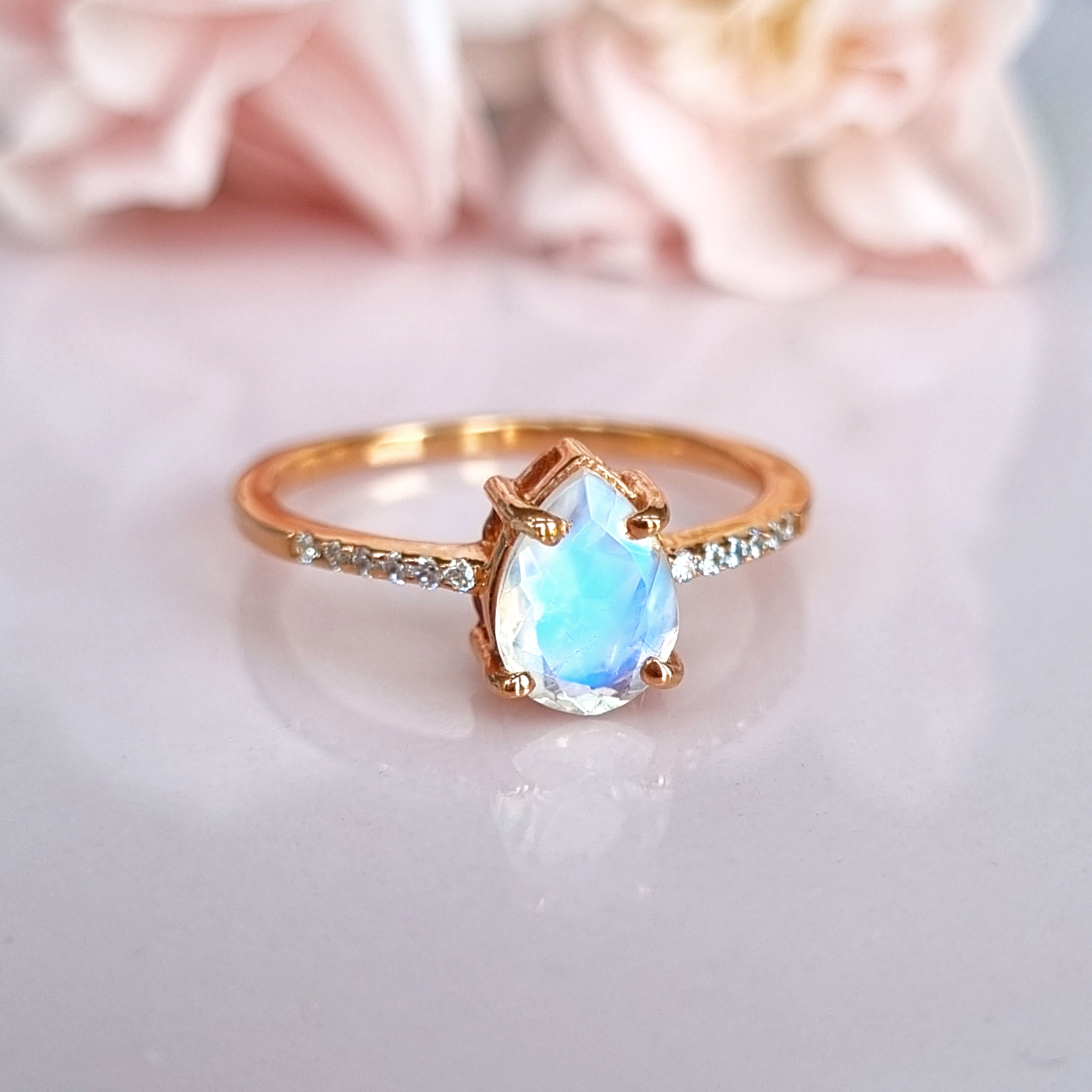 Bague en pierre de lune arc-en-ciel en vermeil or rose