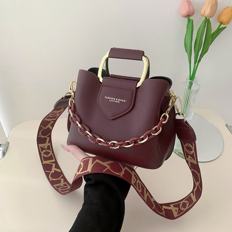 2023 Summer New Fashion Women's Bag Shoulder Casual Commuting Bag Chain Decorative Handbag Textured Crossbody Bag