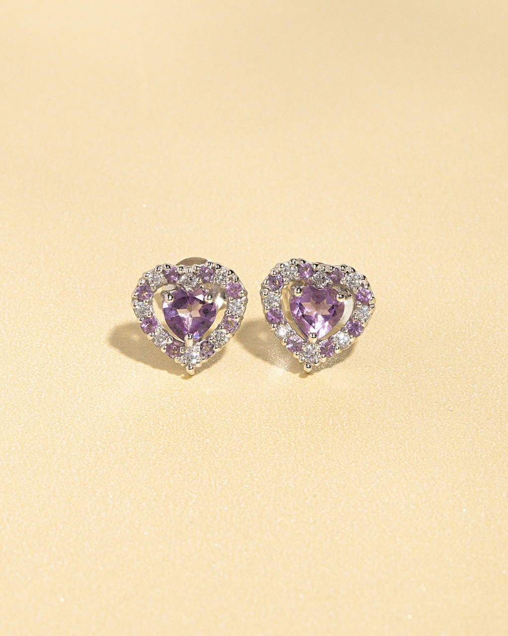 Boucles d'oreilles puces en argent sterling représentant un cœur violet et une améthyste lavande.