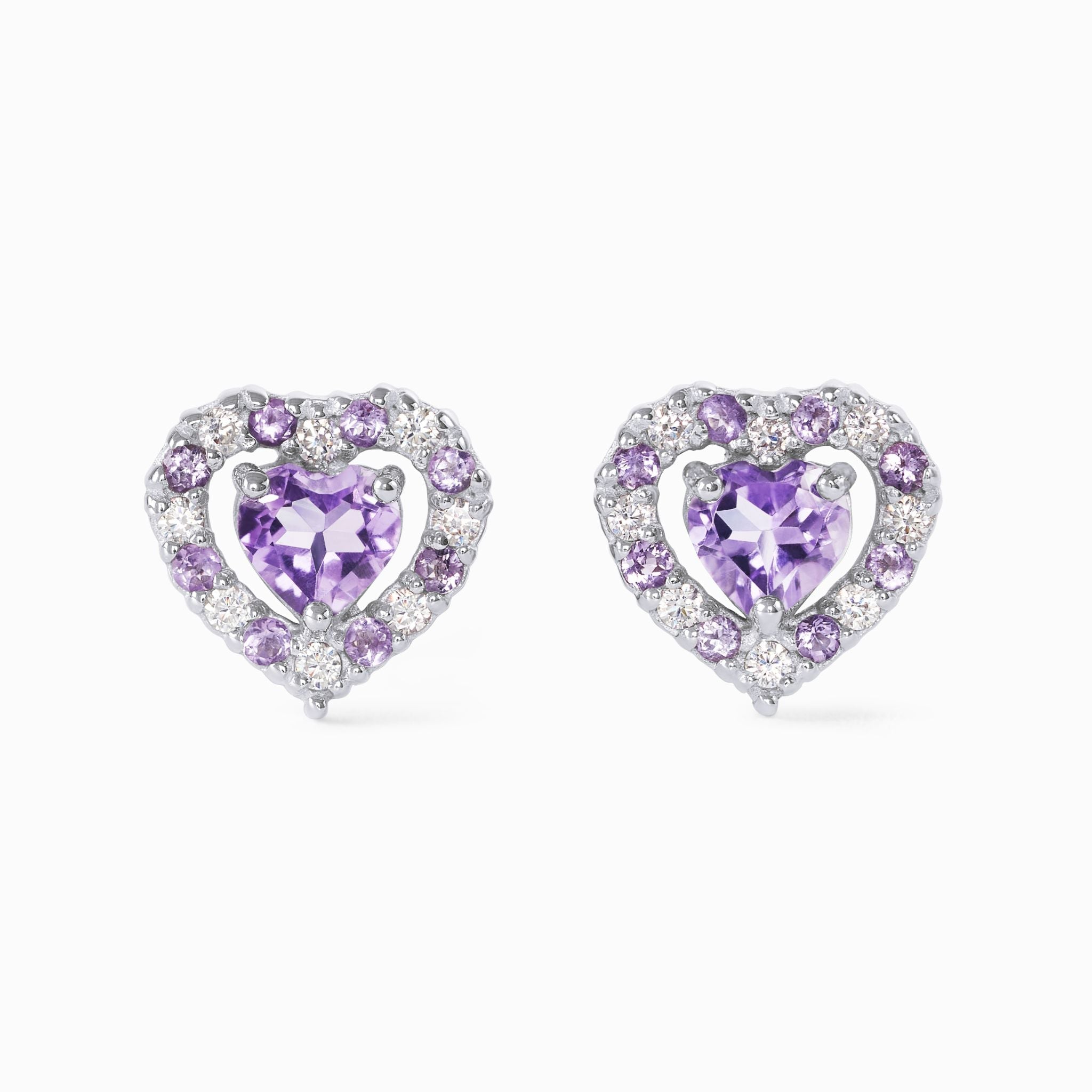 Boucles d'oreilles puces en argent sterling représentant un cœur violet et une améthyste lavande.