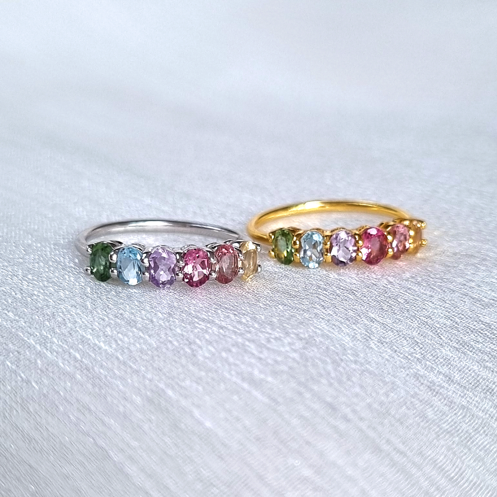 Bague demi-alliance en vermeil ornée de pierres précieuses multicolores arc-en-ciel