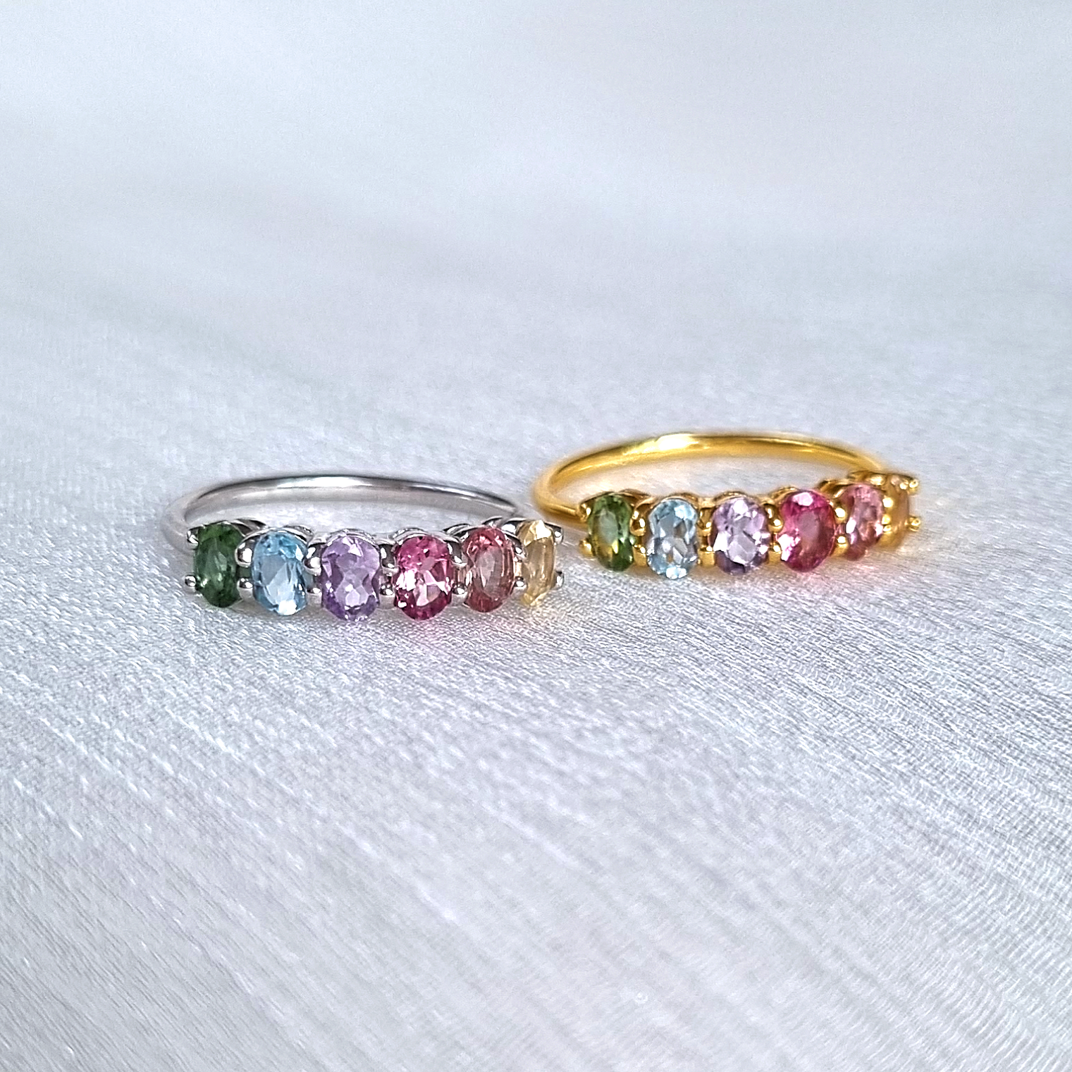 Bague demi-alliance en vermeil ornée de pierres précieuses multicolores arc-en-ciel