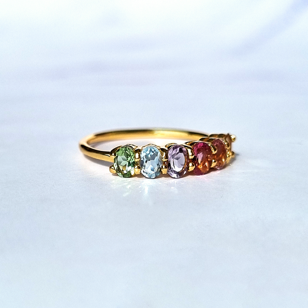 Bague demi-alliance en vermeil ornée de pierres précieuses multicolores arc-en-ciel