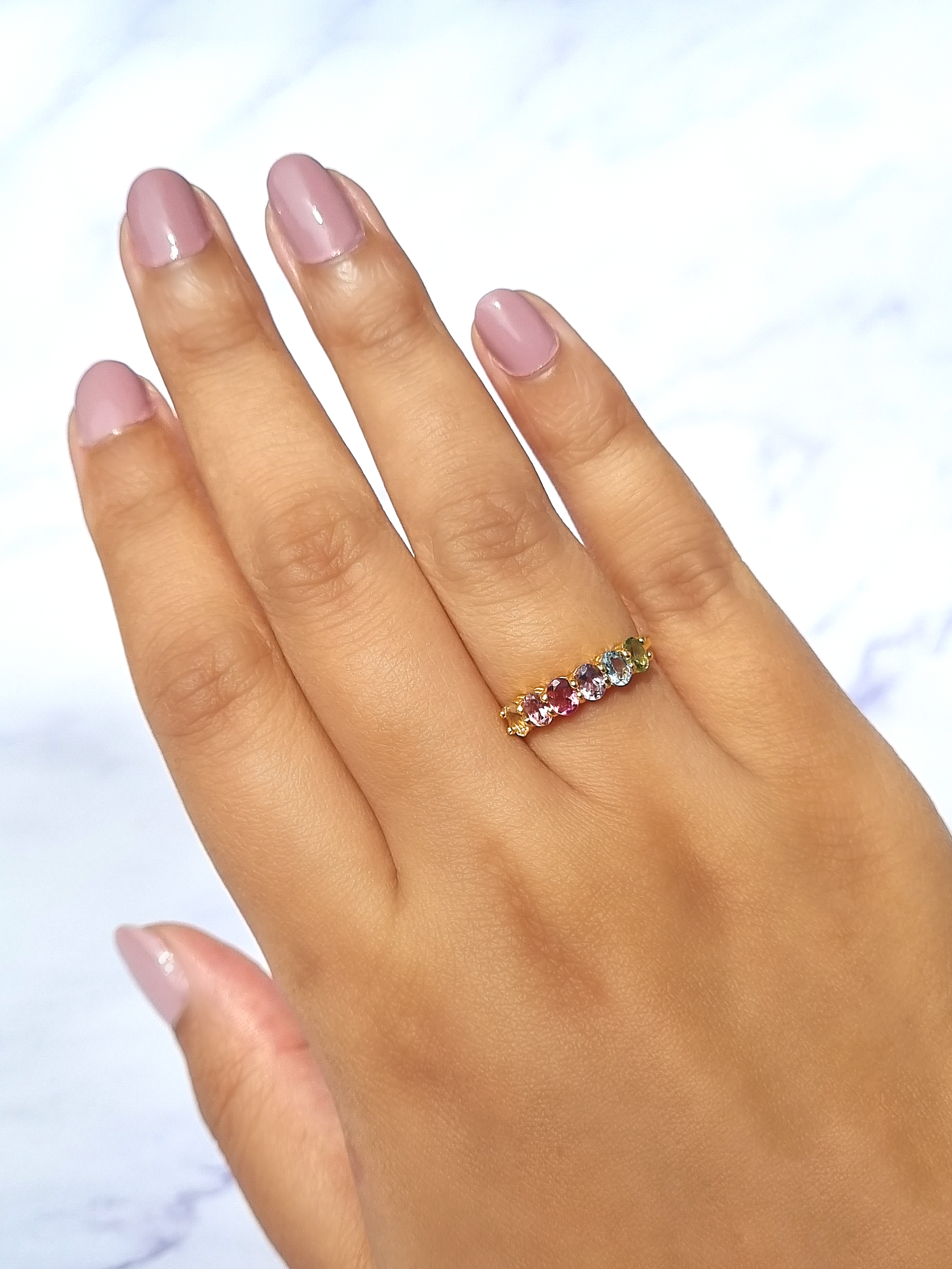 Bague demi-alliance en vermeil ornée de pierres précieuses multicolores arc-en-ciel