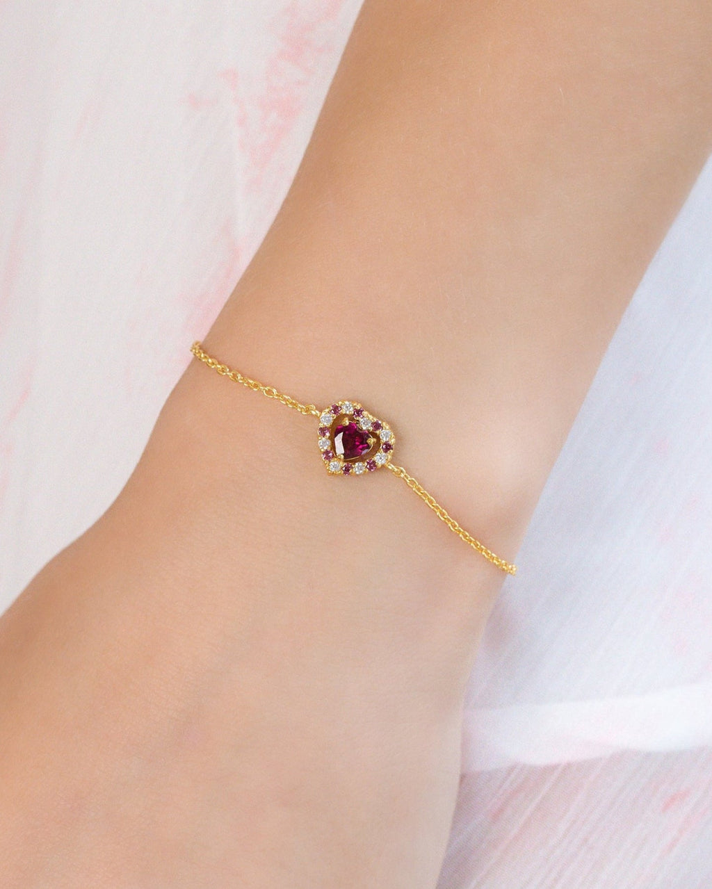Bracelet en vermeil or 18 carats et grenat rhodolite en forme de cœur rouge