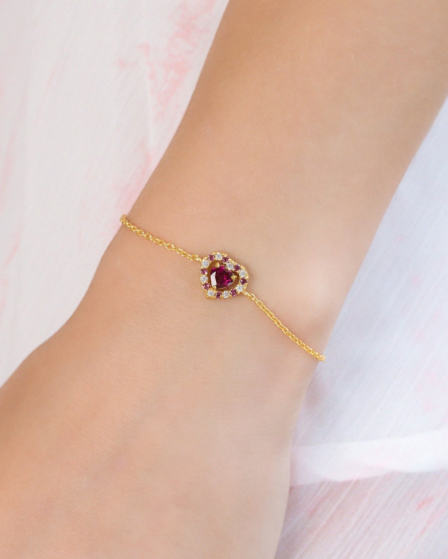 Bracelet en vermeil or 18 carats et grenat rhodolite en forme de cœur rouge