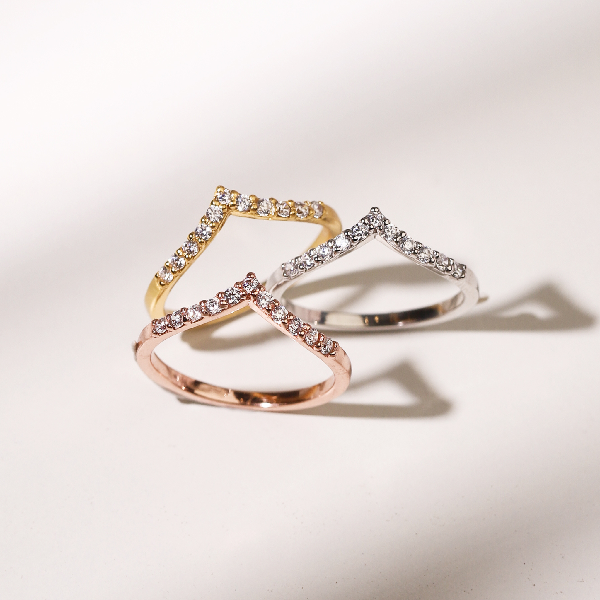 Bague d'éternité incurvée en forme de V en vermeil d'or 18 carats